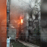 三楼失火殃及周遭居民 私家车占道消防徒步救火 - 重庆晨网