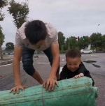 泪目！4岁男孩天桥对着大货车喊爸爸！背后的故事让人动容 - 重庆晨网