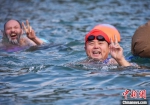 图为冬泳爱好者“横渡”乌江挑战严寒。　黄河 摄 - 重庆晨网