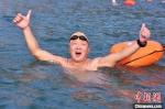 图为冬泳爱好者“横渡”乌江挑战严寒。　黄河 摄 - 重庆晨网