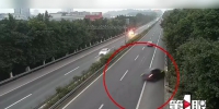 小车高速撞向护栏侧翻 车上的人竟下车往旁边树林跑了 - 重庆晨网