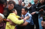 2014年9月27日，樊劲松送被拐到重庆16年的孩子回到贵州习水老家与父母团圆。图为相见时孩子母亲感谢民警。 - 重庆晨网