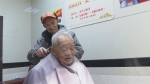 一张凳子、一把剃刀 86岁“Tony”和他57岁的移动“理发店” - 重庆晨网