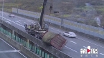 货车高速路上遇险 所幸护栏护体 - 重庆晨网