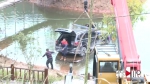 SUV鱼塘边抛锚 救援车辆来帮了个倒忙…… - 重庆晨网