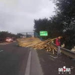 绕城高速木材散落一地 砸坏安全护栏损失超3万 - 重庆晨网
