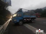 绕城高速木材散落一地 砸坏安全护栏损失超3万 - 重庆晨网