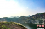 闭矿区内自然形成的积水湖与岩壁、植被相映成一副绿色生态画卷。　陈鑫 摄 - 重庆晨网