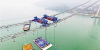 万州新田长江大桥开始起吊钢箱梁 进入桥面施工阶段 - 重庆晨网
