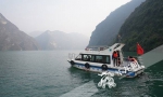 重庆和湖北交界的长江培石断面，这里是重庆长江干流出境水水质国家考核断面。工作人员驾驶监测船，正在取水检测。资料图 - 重庆晨网