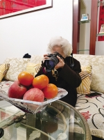 重庆最潮百岁婆婆 玩单反还拍短视频 - 重庆晨网