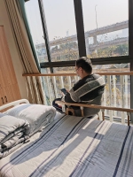 早6晚9的作息、和老人一起追剧……重庆39岁男子入住养老院 - 重庆晨网