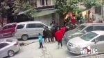 2岁男童横穿马路被卷车轮下 家长你出来！ - 重庆晨网