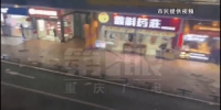 巴南万达广场一处外墙突然垮塌 商户：哐的一声以为地震了 - 重庆晨网