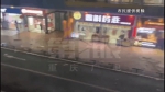 巴南万达广场一处外墙突然垮塌 商户：哐的一声以为地震了 - 重庆晨网