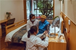 10月27日，在迪马凯尔慈喜渝北龙塔养老服务中心，养老院医护人员正在为老人定期检查身体.jpg - 重庆晨网