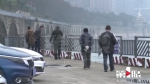 男子翻越码头栏杆捡手机 护绳突然断了…… - 重庆晨网