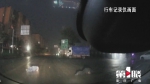 两人“结伴”横穿公路双双被撞飞 记录仪拍下惊险一幕 - 重庆晨网