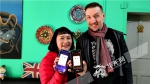 Kai和妻子王晓琳正在“摇红包”。华龙网-新重庆客户端记者 罗杰 摄 - 重庆晨网