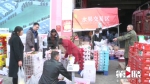 蔬菜、水果货源充足 重庆市民商贩快乐过年 - 重庆晨网