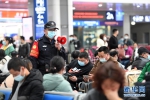重庆：春运返程路上的守护者 - 新华网