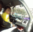 妈妈抱着孩子坐在副驾驶！面包车超员行驶当场被查 - 重庆晨网