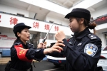 重庆有一支守卫铁道线的女子巡逻队 - 重庆晨网
