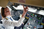 27岁学习开飞机驾驶 重庆有个美国女机长 - 重庆晨网