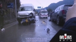 男子骑摩托超车被撞飞约2米高 弹到另一辆车上 - 重庆晨网