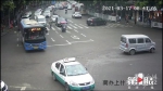 十字路口 面包车突然玩“漂移” - 重庆晨网