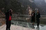 各地游客赶来参观“绝壁天路” 巫山下庄村旅游火了 - 重庆晨网