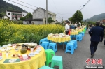 重庆乡村道路“长桌宴”吸引游客体验 - 重庆晨网