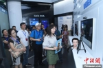 资料图为2019年8月23日，华媒嘉宾参访重庆数字经济发展展示中心。　陈超 摄 - 重庆晨网