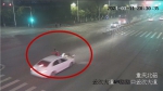 险！男子骑电动车闯红灯，瞬间被轿车撞飞…… - 重庆晨网