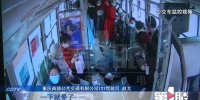 两天没吃饭小伙公交车上晕倒 下车前一个举动感动了众人 - 重庆晨网