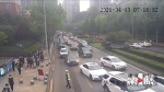 同时同地两辆摩托车遭遇“开门杀” - 重庆晨网