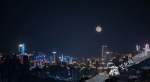 超级月亮挂在渝中半岛上空（二次曝光拍摄） 华龙网-新重庆客户端记者 王珏 摄 - 重庆晨网