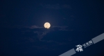 超级月亮穿过云层。 华龙网-新重庆客户端记者 王珏 摄 - 重庆晨网