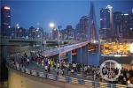 千厮门大桥再次封桥 游客步行上桥打卡拍照(6280276)-20210502214143.jpg - 重庆晨网