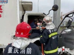 货车撞上电线杆一人被困 消防紧急破拆 - 重庆晨网