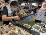 顾客纷纷尝试用火锅长筷夹虾。受访者供图 华龙网-新重庆客户端发 - 重庆晨网