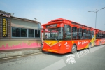 磁器口东门站，“红岩巴士”T198准备发车。 - 重庆晨网