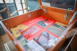 “红岩巴士”车厢内提供了红岩文化书籍可供乘客阅读。华龙网-新重庆客户端记者 李裕锟 摄 - 重庆晨网