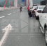 为啥？好几辆车排在东水门大桥上换轮胎！ - 重庆晨网