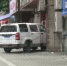 汽车跨上人行道冲进餐馆 目击者：司机捡眼镜错把油门当刹车 - 重庆晨网