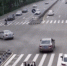 小轿车十字路口左转弯闯黄灯 直行摩托车很受伤 - 重庆晨网