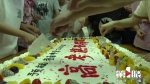 高三学子吃巨型蛋糕为自己加油！ - 重庆晨网
