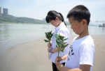 目睹王红旭老师壮举后 两市民家庭携小孩江边悼念 - 重庆晨网