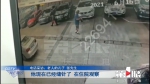 80岁老人买凉鞋当街晕倒 等待救护车时市民暖心鼓励 - 重庆晨网