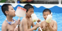 品巨型冰棍玩耍泡泡 重庆民众夏季清凉耍法上线了 - 重庆晨网